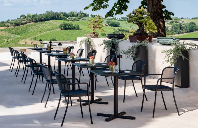 Chaise de restaurant empilable en acier galvanisé avec assise et dossier aéré de la Collection Café à Fréjus