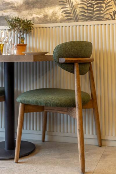 Chaise d’intérieur de restaurant cosy et élégante en bois, collection LOOF