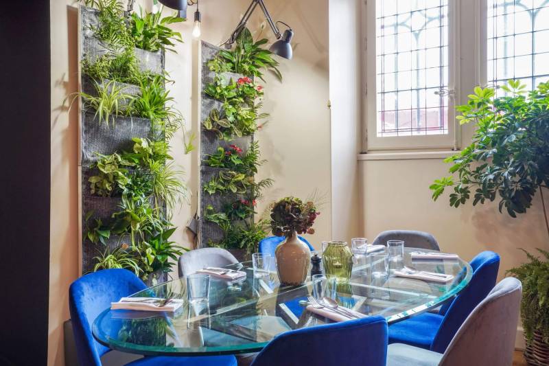 Ensemble de repas d'intérieur au sein du restaurant LIl'Home