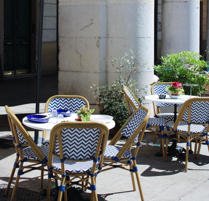 Chaises bistrot de la terrasse du bar à huitres Oyster Club au port de Nice