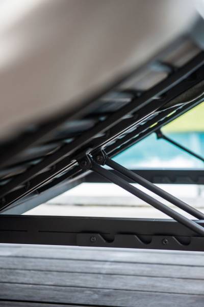 Zoom dossier du bain de soleil en aluminium de la collection Horizon par Skyline à Lyon