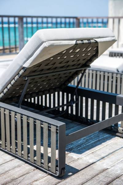 Vue de derrière du transat de la collection Horizon par Skyline en cordes waterproof à Genève