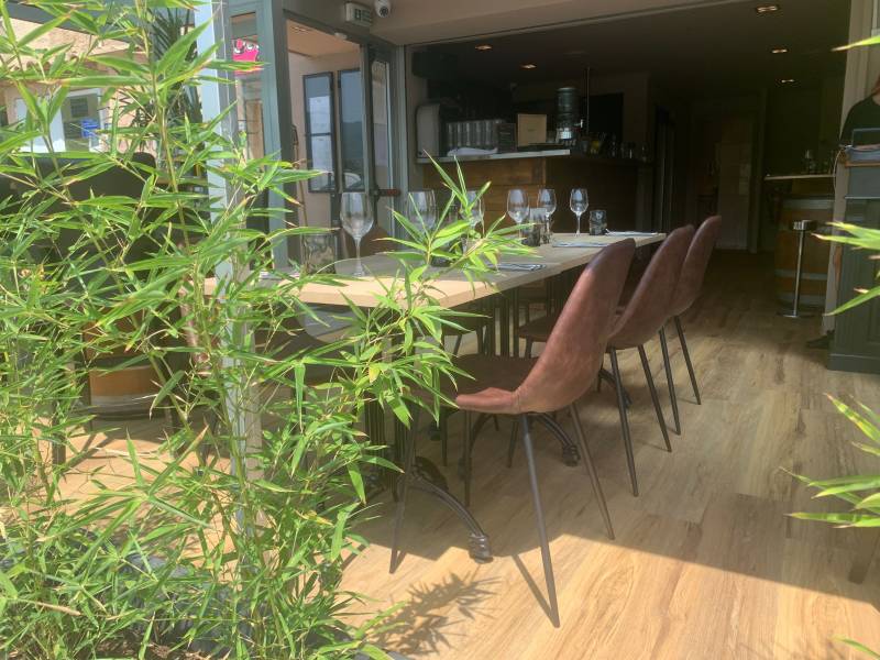 Chaise d'intérieur de restaurant de la collection Elanor par FLEXMOBE en similicuir marron avec structure métallique noire, à Aix