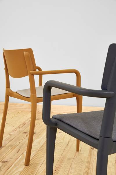 Chaise de restaurant avec son assise confortable et rembourrée collection Town Pad à Cannes