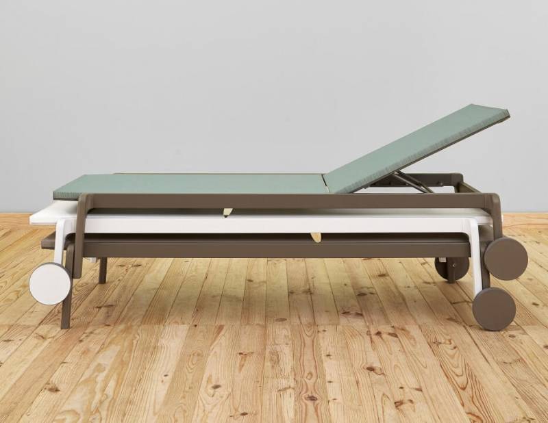 Chaise longue inclinable et empilable en polypropylène collection Lago