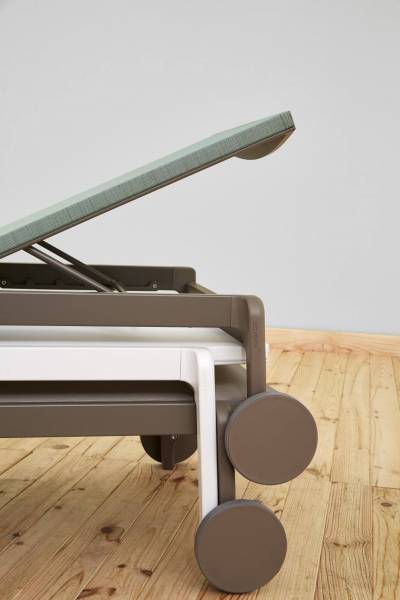 Chaise longue inclinable et empilable en polypropylène collection Lago