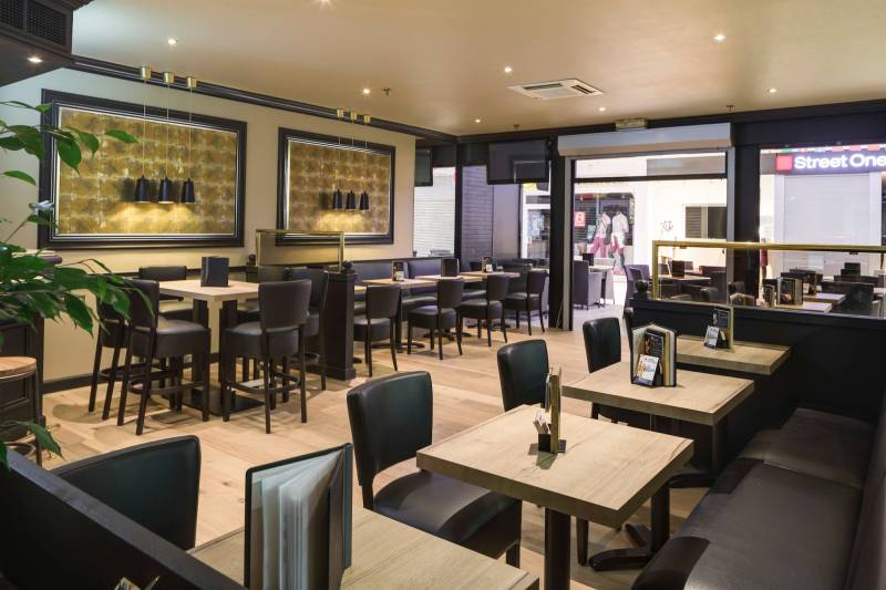 chaise de restaurant de la collection Florianne mise en situation en hêtre à Paris