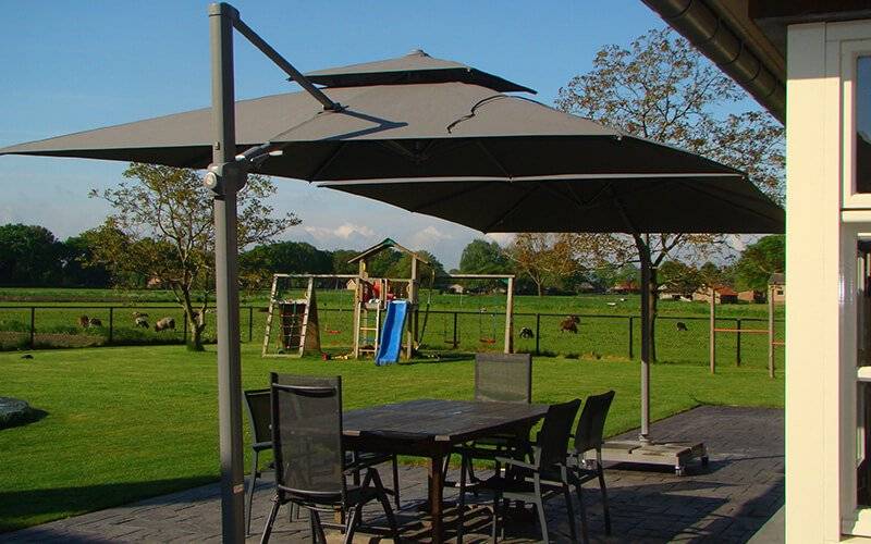 Parasol mat déporté carré au design épuré de la collection EOLO