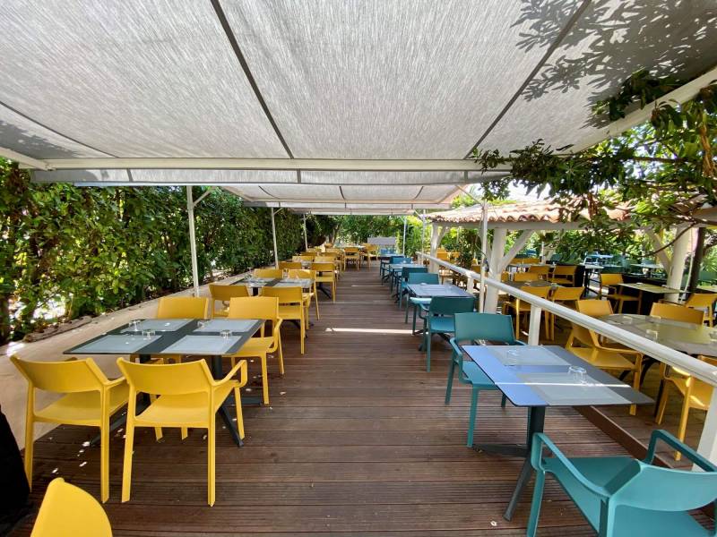 Chaise d'extérieur de la collection Trill mise en situation dans un restaurant à Nice