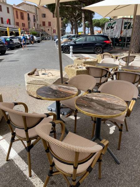 table de repas marbré et cerclage doré avec chaise bistrot de la collection Sevilla à La Turbie