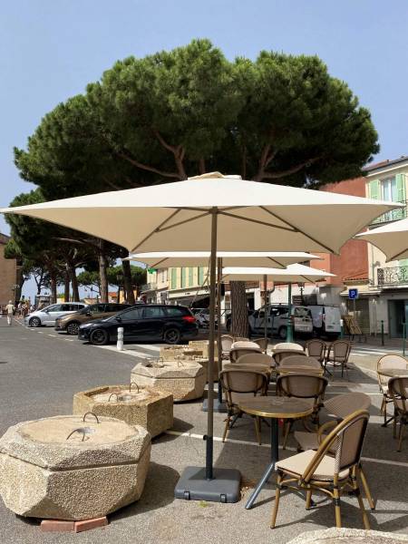 Parasol Eolo sur la terrasse du restaurant La Régence à La Turbie