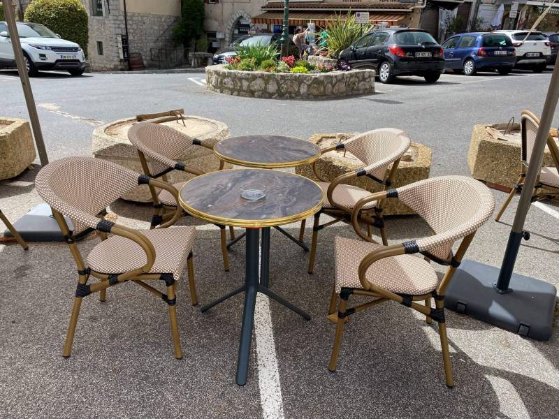 Zoom sur l'ensemble de repas avec chaise Sevilla et table marbré du restaurant La Régence
