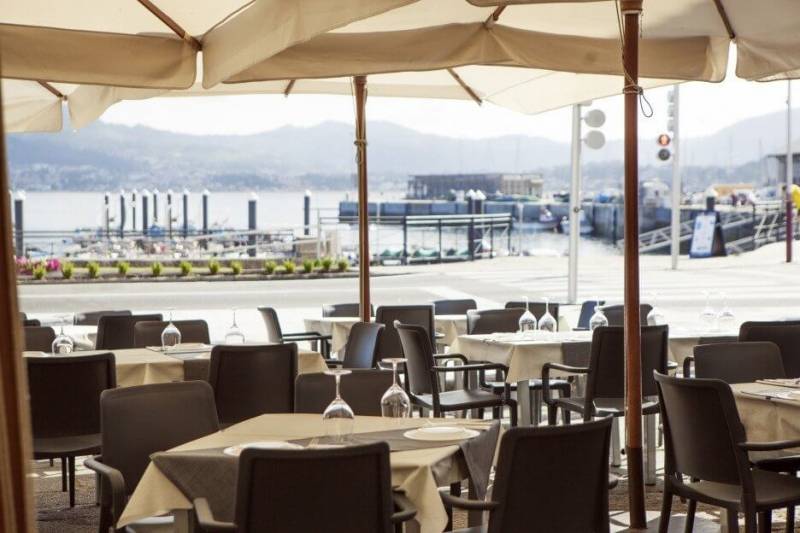 Chaise de repas empilable en polypropylène collection Hall à Cannes