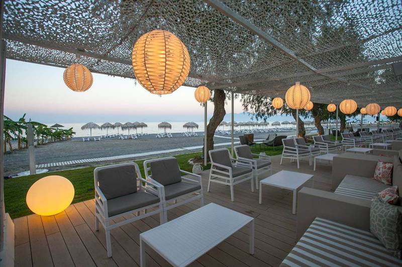 Fauteuil lounge monobloc confortable en polypropylène collection Aria fit à Toulon