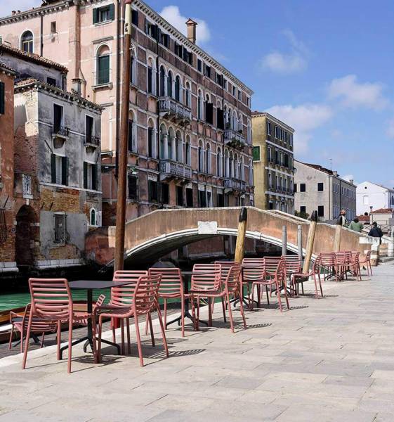 Chaise bistrot en polypropylène légère et empilable collection Doga à Biarritz