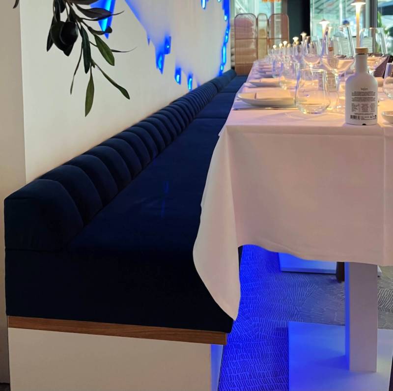 Banquette sur mesure simple et double avec LED intégrées pour restaurant en bois massif et velours