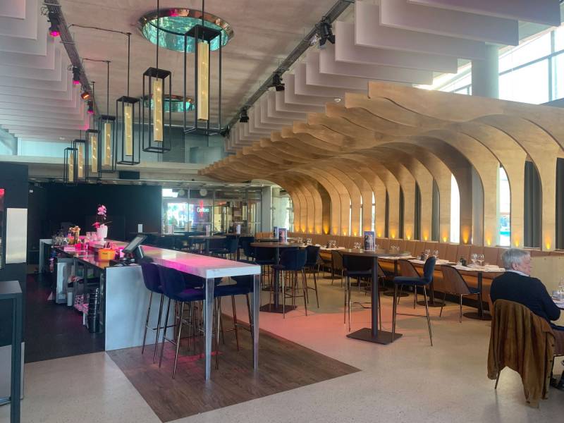 Mise en situation au restaurant Avva Garden des tabourets Wrap à Cannes