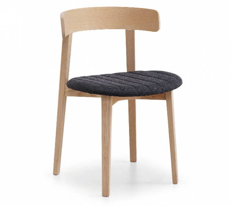 Chaise de restaurant en bois avec assise personnalisable et structure en bois avec dossier de la collection Maya par MIDJ à Cannes