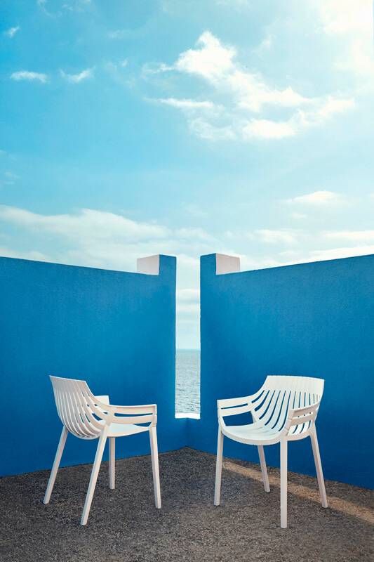 Ensemble de la chaise de jardin de la collection Spritz par VONDOM disponible dans divers coloris à Aix