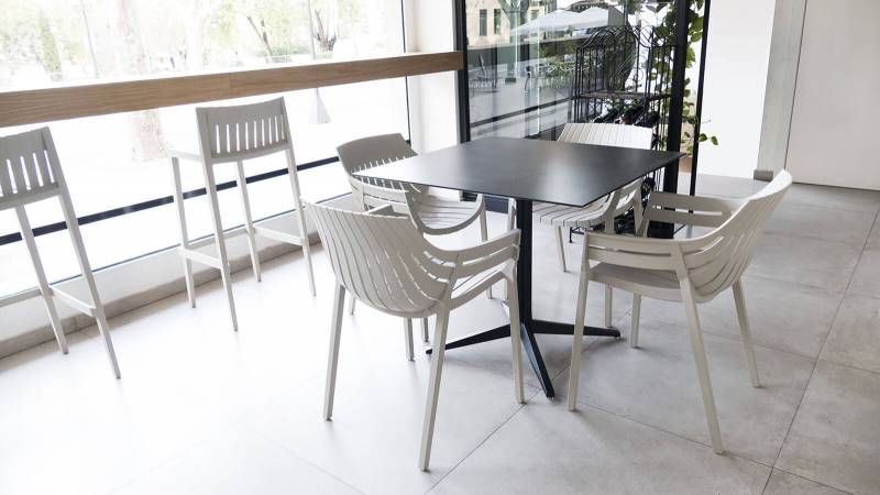 Mise en situation de la chaise de repas d'extérieur de la collection Spritz par VONDOM à Nantes