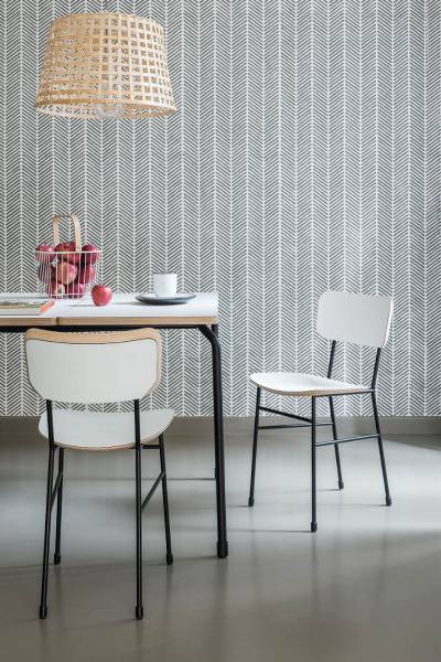 chaise de repas de la collection Master en situation à Genève