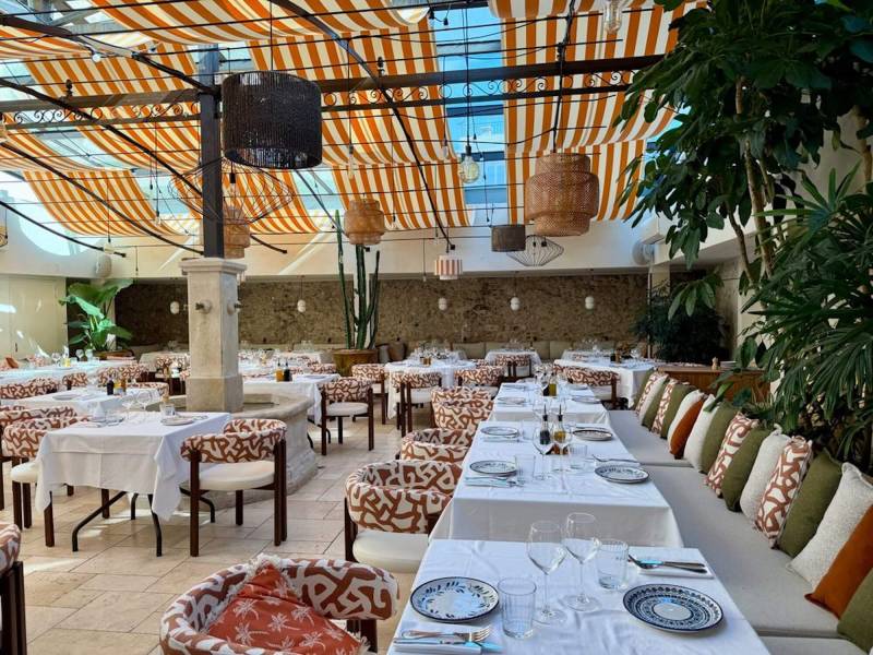 Aménagement aux tons chauds du restaurant Nacional dans le vieil Antibes 