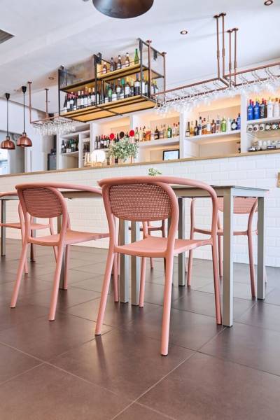 Chaise de repas d’extérieur aux lignes géométriques en polypropylène renforcé fibre de verre, collection NOON à Nice