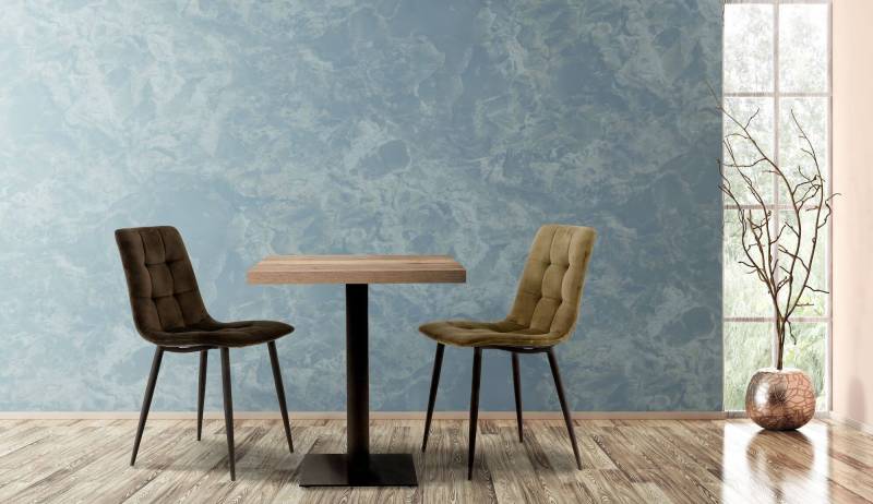 chaise de restaurant de la collection Riviera mise en situation avec Coque en contre-plaqué avec une mousse fine garnie de velours AVELINA à Aix