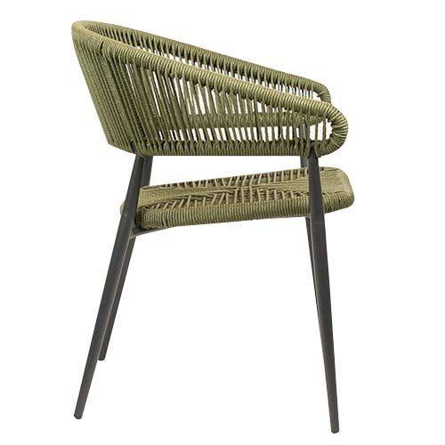 Zoom sur le fauteuil de repas couleur vert avec tressage en fibres synthétiques