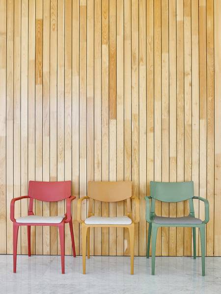 Chaise de restaurant avec son assise confortable et rembourrée collection Town Pad à Nice