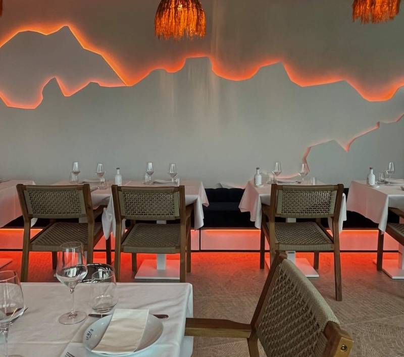 Banquette sur mesure simple et double avec LED intégrées pour restaurant en bois massif et velours