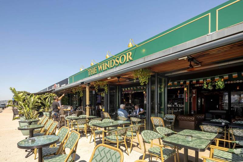 Aménagement de la terrasse du pub irlandais The Windsor à Saint Laurent du Var