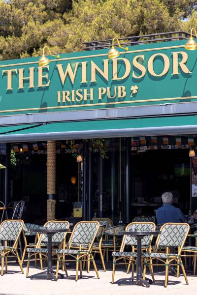 Aménagement de la terrasse du café The Windsor à Saint Laurent du Var