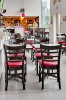 Ensemble de chaises de restaurant de la collection Paris avec structure en hêtre avec assise bordeaux à Paris